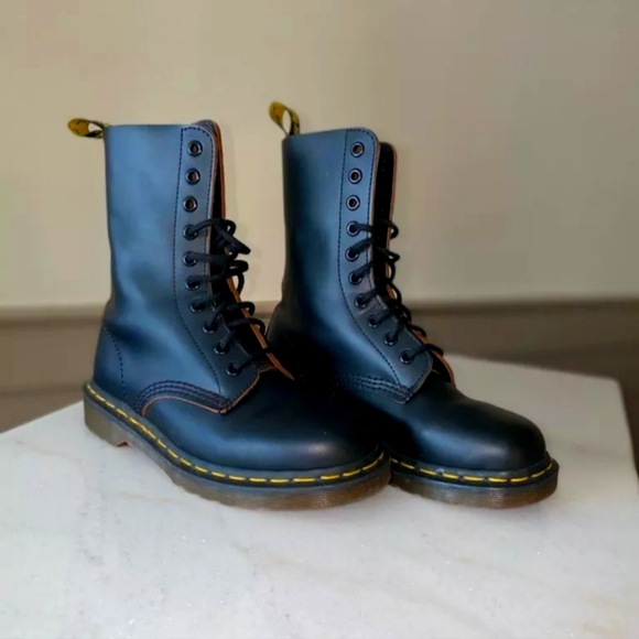 Dr Martens womens boots black leather smooth size 7 Made in England 1490 10 hole - Picture 2 of 10